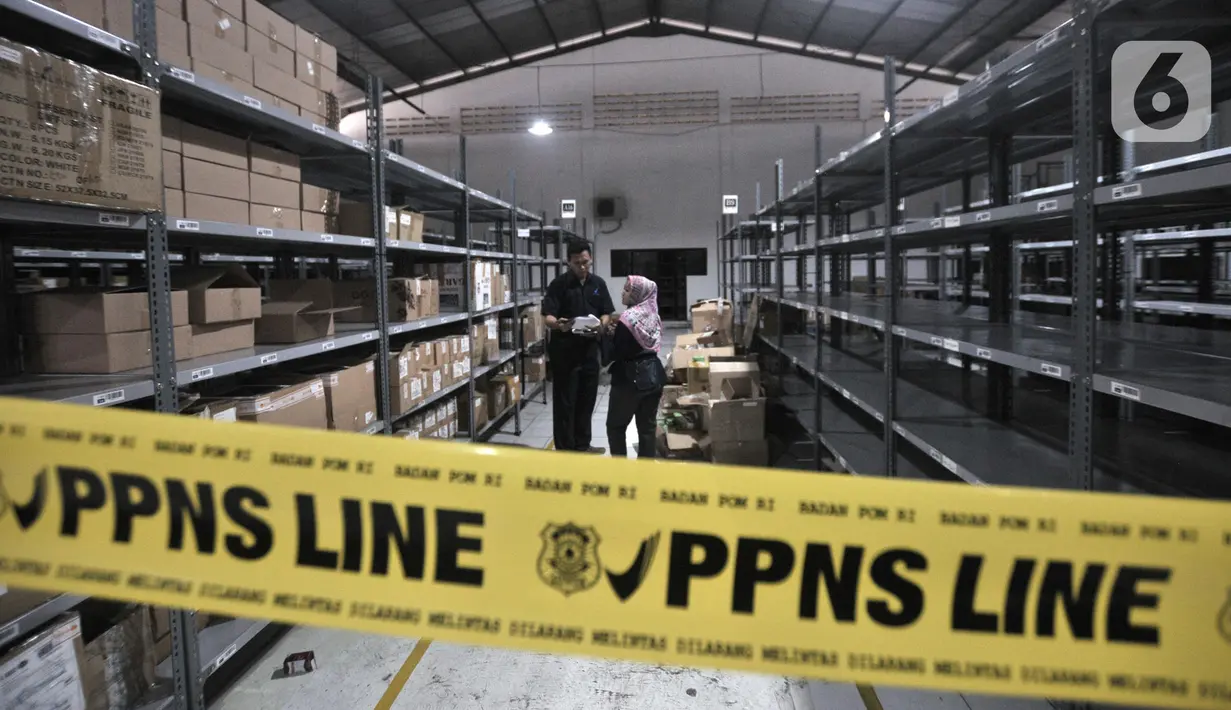 Petugas PPNS BPOM memeriksa barang bukti hasil pengungkapan kasus peredaran obat dan makanan ilegal di kawasan Sunter, Jakarta, Selasa (10/12/2019). Modus yang digunakan adalah penjualan via jasa pengiriman dan e-commerce di empat gudang di Jakarta Utara dan Selatan. (merdeka.com/Iqbal Nugroho)