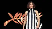Aktris AS dan anggota juri festival film Cannes ke-78 Halle Berry tiba di panggung selama Upacara Pembukaan dan pemutaran film "Partir un Jour" (Bye Bye) yang dipresentasikan di luar kompetisi pada Festival Film Cannes ke-78 di Cannes, Prancis selatan, pada 13 Mei 2025. (Valery HACHE/AFP)