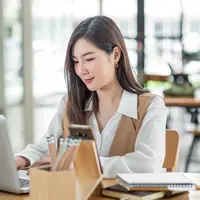 ilustrasi perempuan bekerja/Amnaj Khetsamtip/Shutterstock