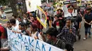 Front Pemuda Muslim Maluku (FPMM) mendesak KPK untuk mengusut dugaan korupsi di Buru, Ambon, Jakarta, Jumat (26/8). Menurut FPMM ada dugaan rasuah dalam beberapa proyek yang dijalankan Pemkab Buru (Liputan6.com/Helmi Afandi)