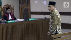 Tersangka dugaan suap ke Gubernur Kepri nonaktif Nurdin Basirun, Abu Bakar bersiap menjalani sidang pembacaan dakwaan di Pengadilan Tipikor, Jakarta, Rabu (2/10/2019). Abu Bakar didakwa membantu pengusaha Kock Meng memberikan suap terkait izin pemanfaatan laut. (Liputan6.com/Helmi Fithriansyah)