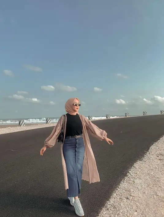Ide padu padan outfit dengan rok jeans. Padukan t-shirt dengan long cardigan seperti selebgram satu ini. (Instagram/riaanoviara).