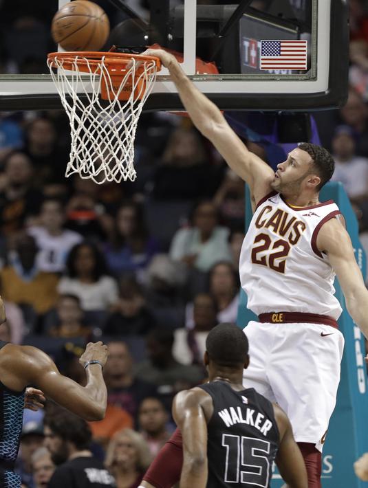 Pebasket Cleveland Cavaliers, Larry Nance Jr, memasukan bola saat pertandingan melawan Charlotte Hornets, Kemba Walker, pada laga NBA di Spectrum Center, Rabu (28/3/2018). Cleveland Cavaliers menang 118-105 atas Charlotte Hornets. (AP/Chuck Burton)