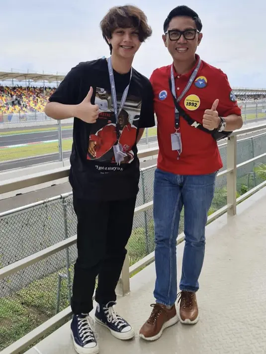 Anak bungsu Eko Patrio bernama Cannavaro Adrevi, saat menonton MotoGP ia mengenakan tshirt hitam dengan celana hitam dan sepatu Conversenya. @ekopatriosuper