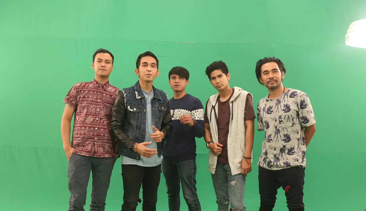 Lagu berjudul ‘Turis’ ini merupakan sindiran Naga dan kawan-kawan kepada para ‘player’ atau yang akrab disebut ‘playboy’ atau ‘playgirl’ yang begitu sering bergonta-ganti pasangan. (Nurwahyunan/Bintang.com)