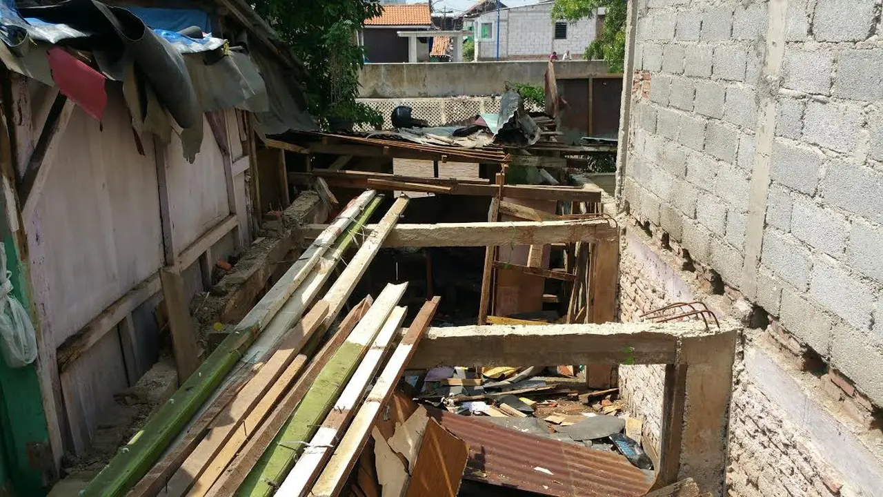 Warga Bukit Duri membongkar sendiri rumahnya