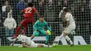 Gelandang Bayern Munchen Serge Gnabry mencetak gol ke gawang Tottenham Hotspur pada matchday kedua Liga Champions di Stadion Tottenham Hotspur, London, Inggris, Selasa (1/10/2019). Munchen membantai Tottenham 7-2 dengan Gnabry mencetak quatrick. (AP Photo/Matt Dunham)