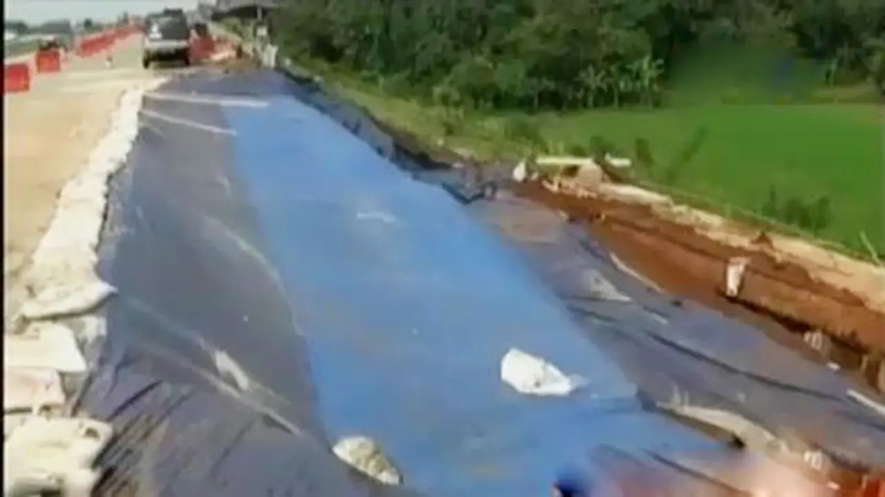 KIlas Indonesia: Bahu Jalan Tol Cipali Ambles 1 Meter