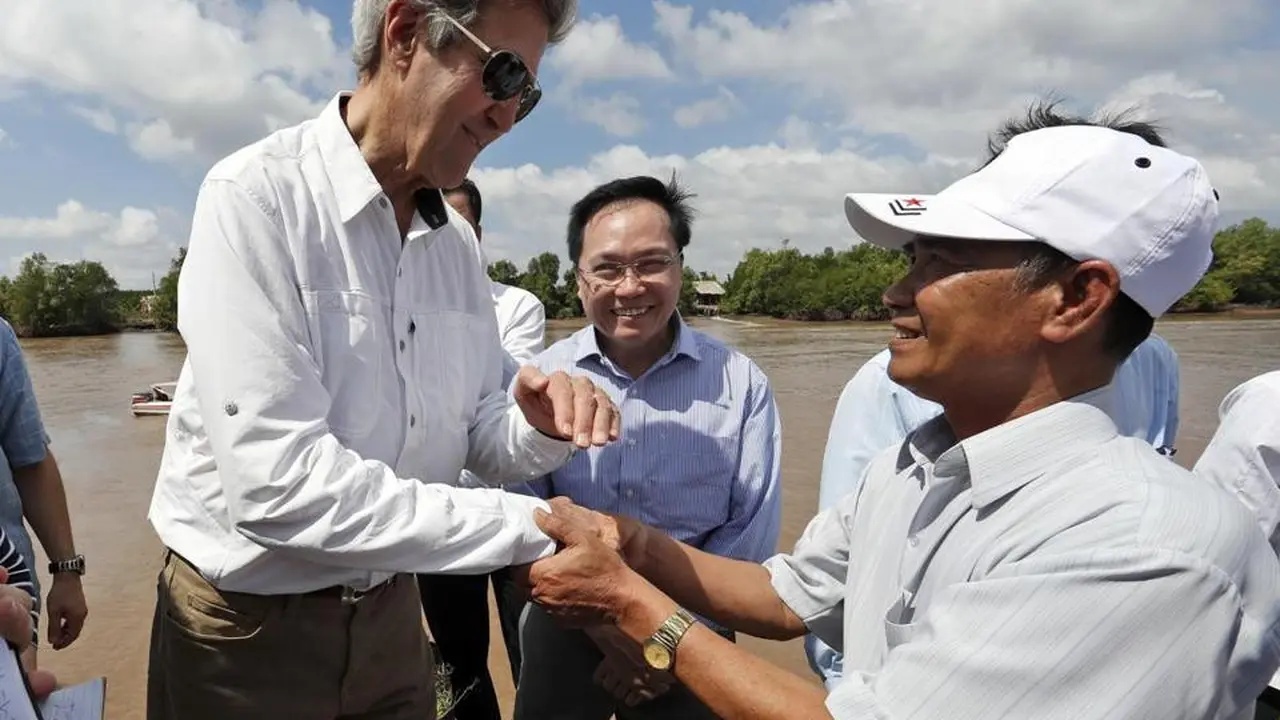 Kerry berjabat tangan dengan Vo yang merupakan eks anggota Viet Cong 