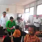 Menko PMK Puan Maharani mendampingi Presiden Jokowi meninjau 'sekolah aman asap', yakni SD 8 Pahandut Kota Palangkaraya, Kalteng.