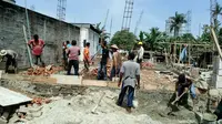 Para preman pensiun tengah bejibaku membangun panti asuhan di Kelapa Dua, Kabupaten Tangerang (Liputan6.com/Fitra Hasnu)