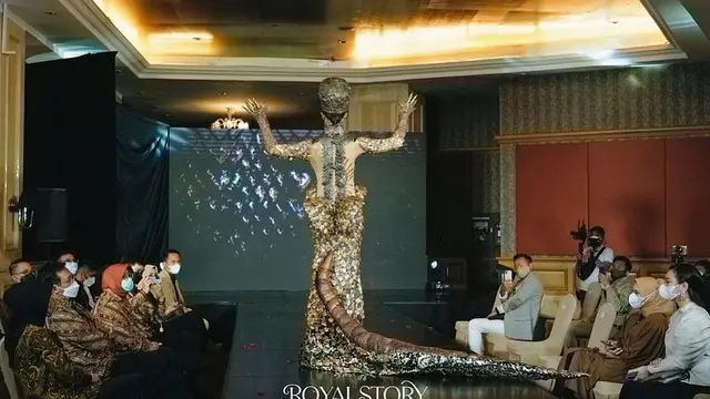 Potret Kostum 'Komodo Dragon' Ayu Maulida di Ajang Miss Universe 2020, Curi Perhatian. (Sumber: Instagram/royalstory.picture)