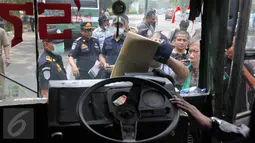 Sebuah mobil umum ditilang oleh Polisi saat razia di kawasan Terminal Kp. Rambutan, Jakarta (6/10/15). Pemeriksaan tersebut untuk menghidari angka kecelakaan dan mengurangi polusi. (Liputan6.com/Gempur M Surya)