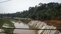 Normalisasi akan dilakukan sepanjang 60,5 kilometer Sungai Ciliwung, Jakarta. Foto diambil pada Senin (10/11/2014). (Liputan6.com/Faizal Fanani) 
