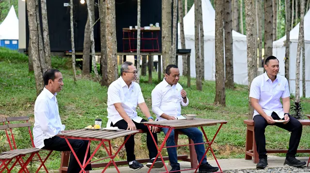 Presiden Joko Widodo atau Jokowi menikmati suasana pagi hari di Kawasan Ibu Kota Nusantara (IKN), Kalimantan Timur pada Jumat (1/3/2024). Dia bersama para menteri yang turut mendampingi tampak sarapan bersama di area mereka bermalam.
