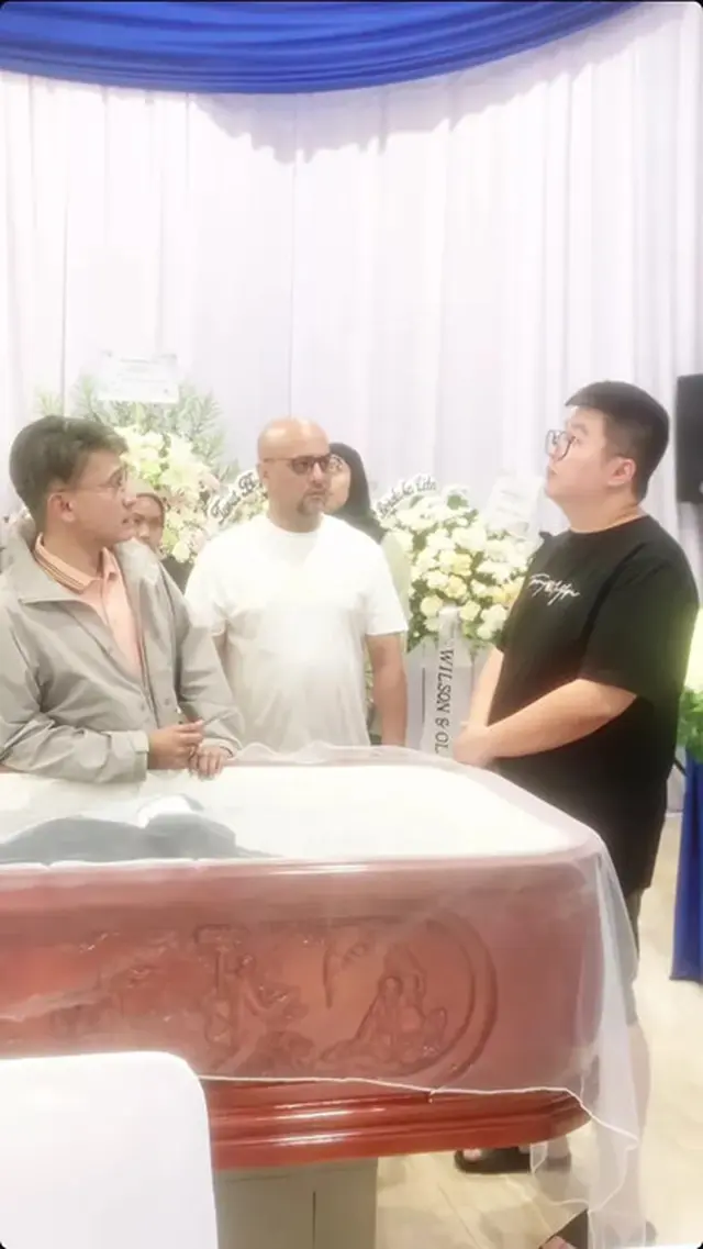 5 Potret mengharukan Ruben Onsu melayat ayah Sarwendah, tanda hormat dan empati meski sudah pisah