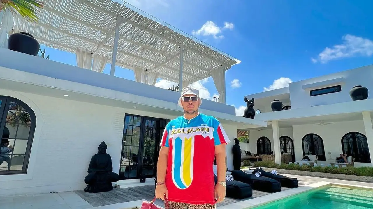 Ivan gunawan bikin heboh saat foto bareng pria di pinggir pantai