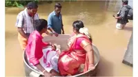 Akibat Banjir, Pengantin Ini Rela Naik Panci Besar Menuju Lokasi Pernikahan (Sumber: Twitter/@AFP)