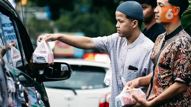 Persik Kediri berbagi takjil