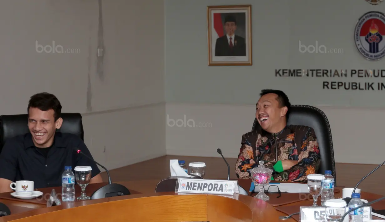 Suasana hangat pada pertemuan Menpora, Imam Nahrawi (kanan) dan Egy Maulana Vikri (kiri) di Kementrian Pemuda dan Olahraga, Jakarta, (5/1/2018). Egy Maulana memiliki peluang bermain di Eropa tahun 2018. (Bola.com/Nicklas Hanoatubun)