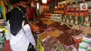 Seorang pembeli memilih Kurma di kawasan Tanah Abang, Selasa (13/4/2021). Kurma merupakan salah satu makanan pilihan ummat muslimpada bulan Ramadhan untuk berbuka puasa. (Liputan6.com/Faizal Fanani)
