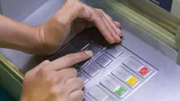 Skimming kartu ATM masih jadi modus yang ramai dibicarakan. (Sumber foto: pcmag.com)