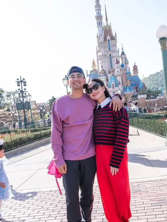 Nagita juga mengenakan atasan merah blaster dari Loewe seharga Rp21 jutaan dipadukan celana merah. Raffi dengan crewneck ungu dipadukan celana hitam. [@raffinagita1717]