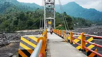 Pengendara melewati jembatan gantung Kali Regoyo di Kecamatan Candipuro, Kabupaten Lumajang (Istimewa)