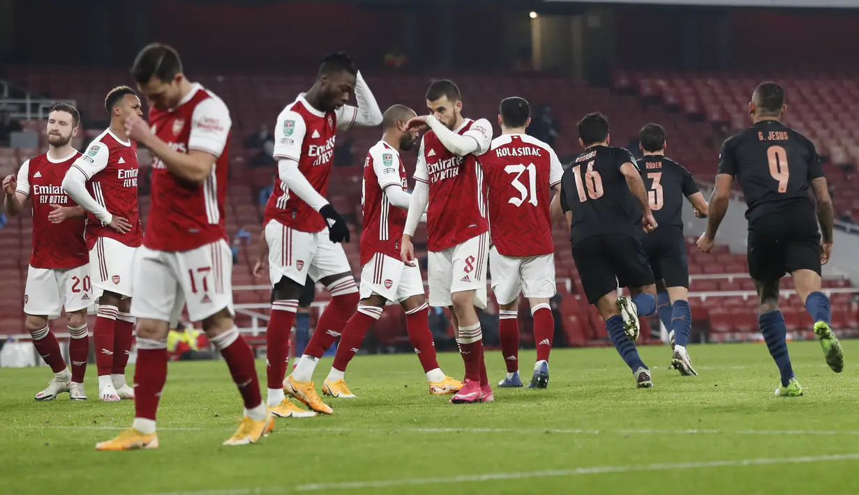Para pemain Arsenal bereaksi setelah gol dari penyerang Manchester City, Riyad Mahrez pada laga perempatfinal Piala Liga Inggris di Emirates Stadium, Rabu (23/12/2020) dinihari WIB. Man City melenggang ke semifinal Piala Liga Inggris lewat kemenangan telak 4-1 atas Arsenal. (AP Photo/Frank Augstein)