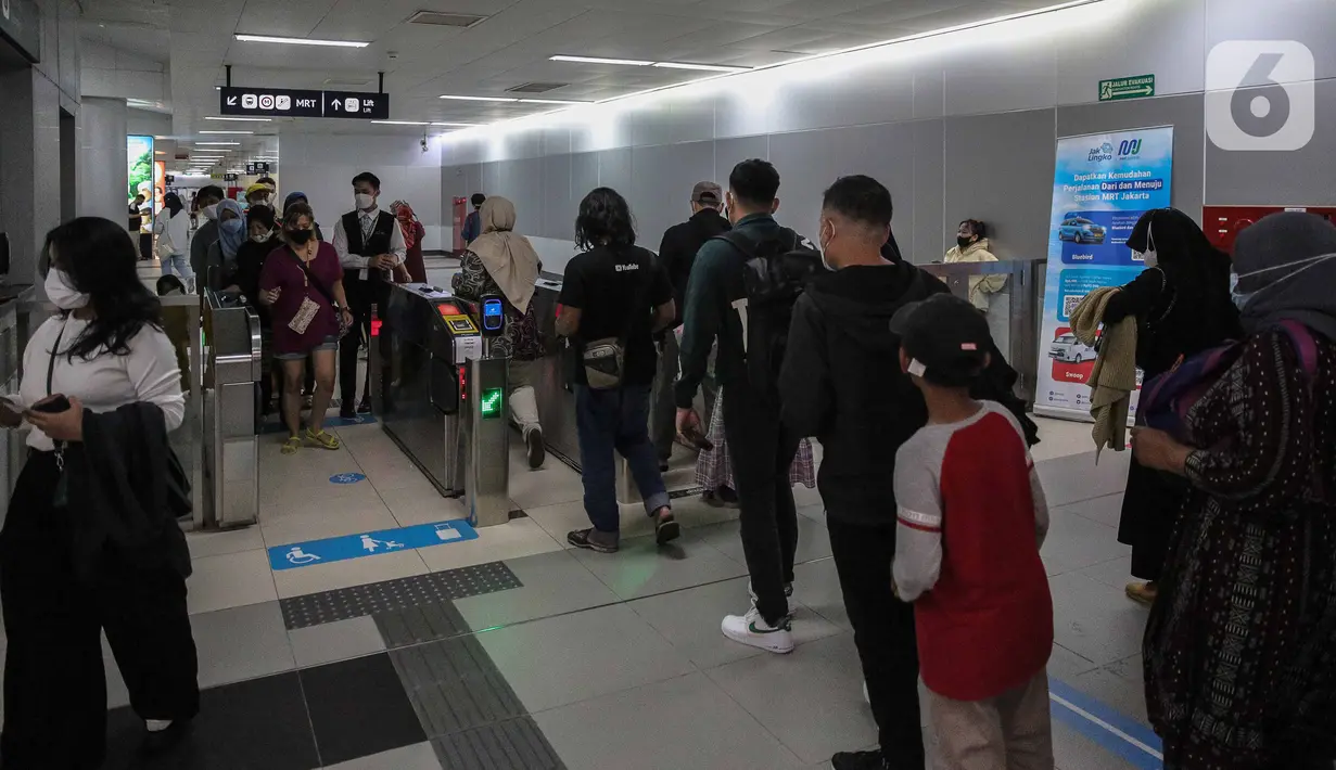 Penumpang mengtap E-tiket di Stasiun Bundaran HI, Jakarta, Sabtu (18/2/2023). Direktur Jenderal Perkeretaapian resmi menetapkan MRT Jakarta sebagai Objek Vital Transportasi Bidang Perkeretaapian. Hal itu tercantum dalam Keputusan Direktur Jenderal Perkeretaapian Nomor KP-DJKA 38 Tahun 2023 tanggal 10 Februari 2023. (Liputan6.com/Faizal Fanani)