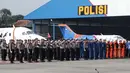 Polisi Perairan dan Udara (Polairud) memberi hormat pada peringatan HUT ke-67 Polairud di Lapangan Udara Pondok Cabe, Tangerang Selatan, Selasa (25/12). Kapolri Jenderal Tito Karnavian menjadi Inspektur Upacara peringatan ini. (Liputan6.com/Faizal Fanani)