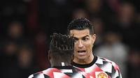 Bintang Manchester United Cristiano Ronaldo berbicara dengan rekan satu timnya Fred saat pemanasan jelang laga MU melawan Tottenham Hotspur di Old Trafford, 19 Oktober 2022. (Oli SCARFF / AFP)