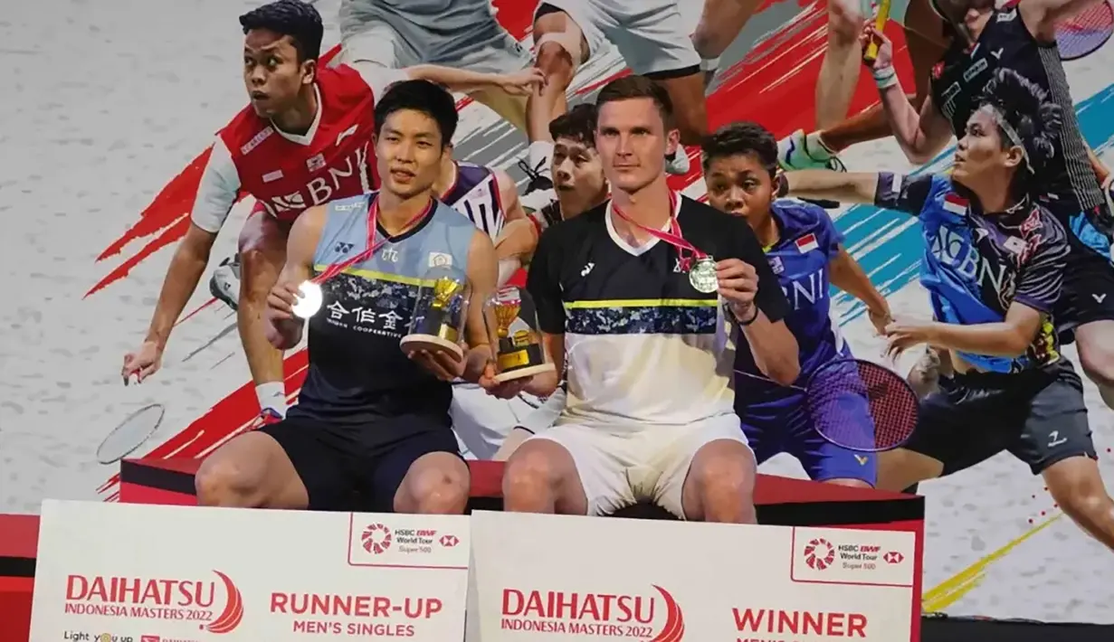 Viktor Axelsen. Tunggal putra Denmark ini menjadi juara pada Indonesia Masters 2022 setelah mengalahkan wakil Chinese Taipei, Chou Tien Chen di partai final dengan dua game langsung 21-10, 21-12. Pada Indonesia Masters 2023 Viktor Axelsen tak ambil bagian akibat mengalami kelelahan setelah sebelumnya kalah dari Kunlavut Vitidsarn (Thailand) pada final India Open 2023. (PBSI)