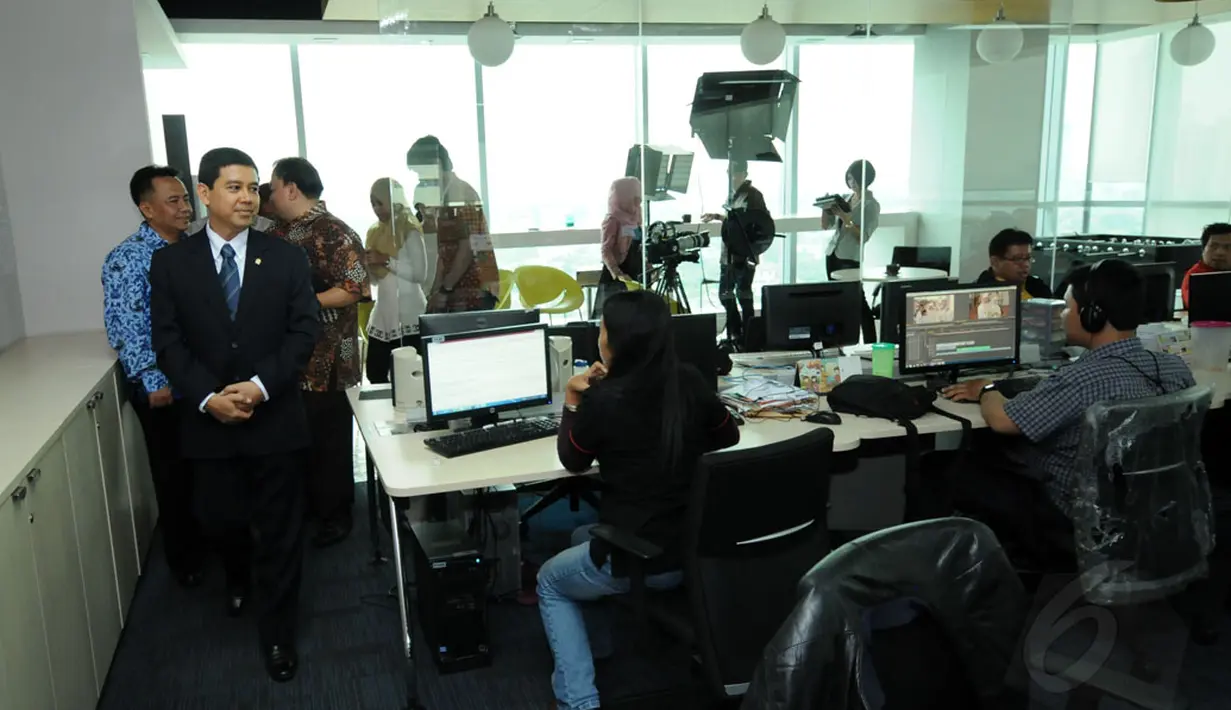 Menteri Pendayagunaan Aparatur Negara dan Reformasi Birokrasi (MenPAN-RB), Yuddy Chrisnandi (kiri) berkeliling ruang redaksi Liputan6.com, Jakarta, Senin (10/11/2014). (Liputan6.com/Helmi Fithriansyah)