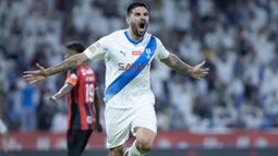 Selebrasi striker Al Hilal, Aleksandar Mitrovic setelah menjebol gawang Al Raed pada laga Saudi Pro League 2023/2024 di King Abdullah Stadium, Buraydah (24/8/2023). Aleksandar Mitrovic harus berpisah dengan Fulham setelah memutuskan bergabung dengan klub Arab Saudi, Al Hilal. Al Hilal menebusnya dengan nilai transfer 52,6 juta euro atau setara Rp868 miliar dengan durasi kontrak selama 3 tahun hingga 30 Juni 2026. (AFP)