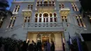 Kerumunan orang berkumpul di halaman Museum Sursock selama acara pembukaan tempat ikonik di Beirut, Lebanon, Jumat, 26 Mei 2023. (AP Photo/Hussein Malla)