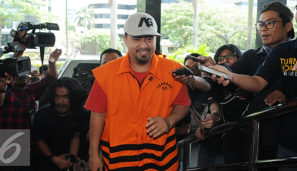 Kakak kandung Saipul Jamil, Samsul Hidayatullah saat di tanya awak media sebelum masuk kedalam gedung KPK, Jakarta, Jumat (15/7). Samsul diperiksa sebagai tersangka terkait kasus dugaan suap panitera PN Jakarta Utara. (Liputan6.com/Helmi Afandi)