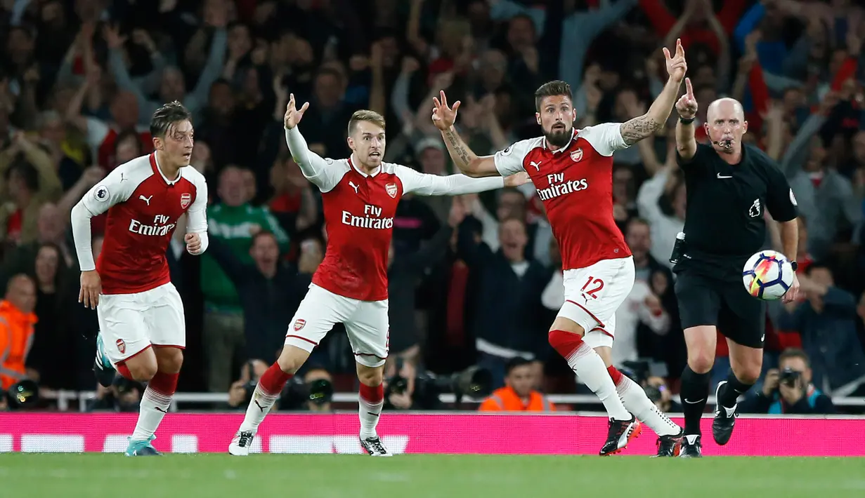 Ekspresi Olivier Giroud (kedua kanan) usai sundulannya dinyatakan gol oleh wasit saat bertanding melawan melawan Leicester City pada laga perdana pertadingan Liga Inggris di  Stadion Emirates, London (11/8). (AP Photo/Alastair Grant)
