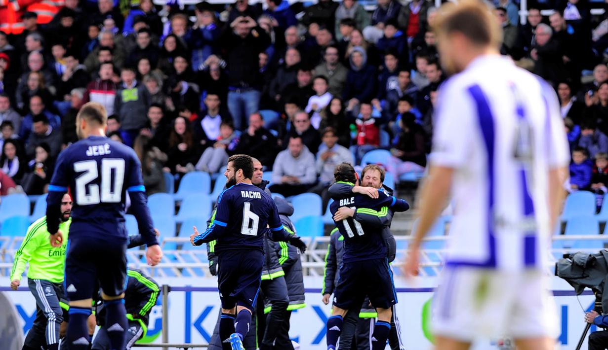 Pemain Real Madrid merayakan gol yang dicetak Gareth Bale ke gawang Real Sociedad dalam laga La Liga Spanyol di Stadion Anoeta, Sabtu (30/4/2016) malam WIB. (AFP/Ander Gillenea)