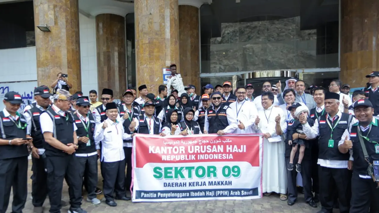Petugas Haji PPIH 2019 Daerah Kerja Makkah bersama Dirjen PHU Nizar Ali. Bahauddin/MCH 2019
