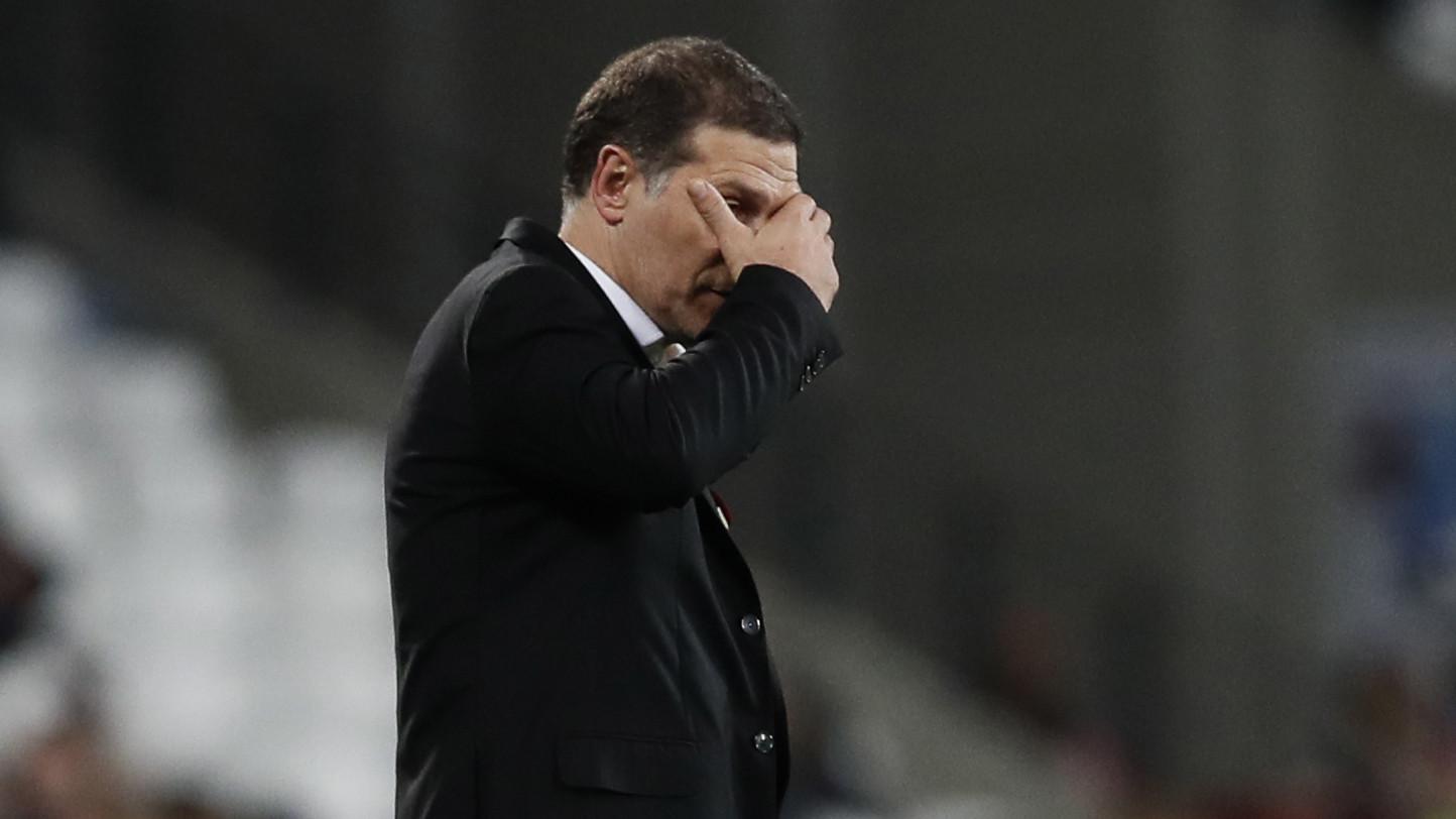 Ekspresi pelatih West Ham, Slaven Bilic saat menyaksikan timnya melawan Liverpool pada lanjutan Premier League di London Stadium, London, (4/11/2017). Liverpool menang 4-1. (AP/Kirsty Wigglesworth)