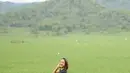 Tengah liburan di Yogyakarta, ia juga tampak menikmati waktu berkeliling desa hingga menapaki jalanan di persawahan. Dirinya juga tak bisa menyembukan ekspresi bahagia saat liburan di alam. (Liputan6.com/IG/@babyjvnc)