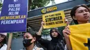 Unjuk rasa yang bertepatan dengan peringatan Hari Bumi ini digelar di depan kantor Kementerian Energi dan Sumber Daya Mineral (ESDM), Jakarta, Rabu 22 April 2026. Tampak dalam foto, aktivis lingkungan menggelar aksi unjuk rasa mendesak pemerintah Indonesia untuk menunjukkan komitmen terhadap transisi dari bahan bakar fosil di depan kantor Kementerian Energi dan Sumber Daya Mineral (ESDM), Jakarta, Rabu 22 April 2026. (BAY ISMOYO/AFP)