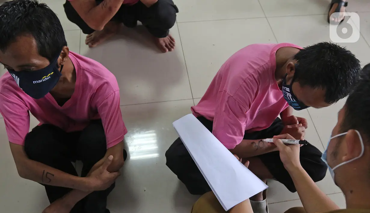 Petugas mendata Warga Binaan sosial di Panti Sosial Bina Insan, Cipayung, Jakarta, Selasa (14/9/2021). Sebanyak 180 warga binaan sosial telah menerima vaksin Covid-19 sebagai upaya percepatan pemerataan penerima vaksin Covid-19 di DKI. (Liputan6.com/Herman Zakharia)