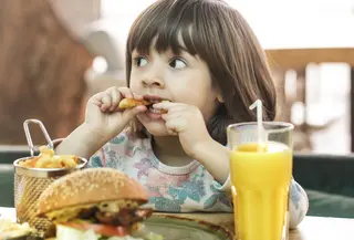 Beberapa cara sederhana yang dapat tingkatkan nafsu makan anak. (foto: pvproductions/freepik)