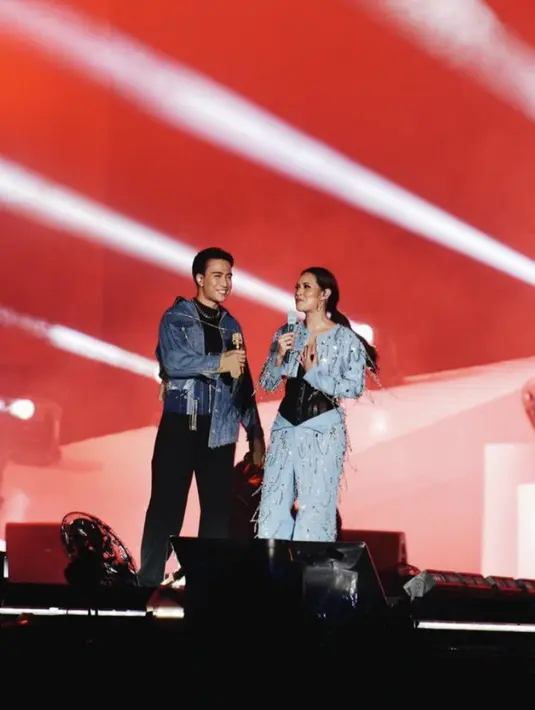 Vidi Aldiano pun didapuk menjadi opening konser Raisa. Difoto tersebut, ia tampol dengan jaket denim dipadu inner dan celana hitam.  (@vidialdiano)