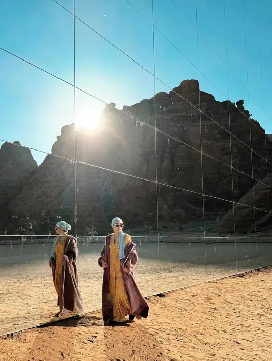 Masih dengan outer yang sama, BCL pilih dress kuning bermotif bunga sebagai paduan. Lengkap dengan kerudung turban biru langit [@itsmebcl]