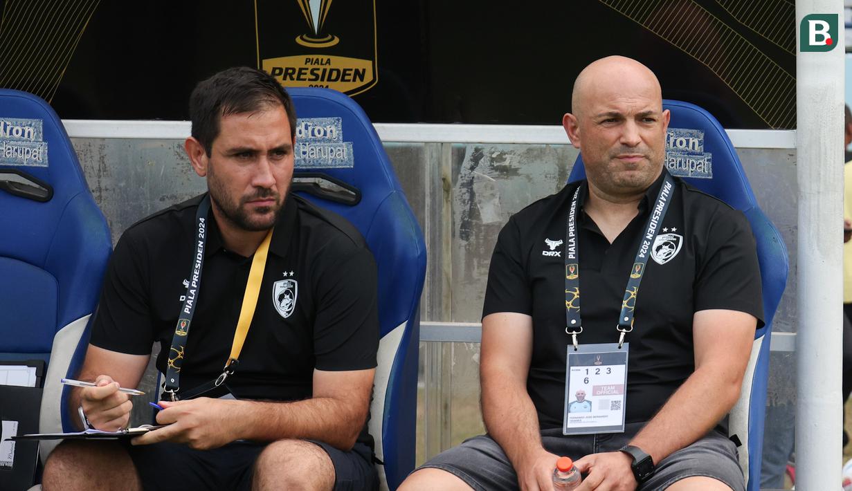 <p>Pelatih kepala PSM Makassar, Bernardo Tavares (kanan) didampingi pelatih fisik, Paulo Renato Duarte saat menghadapi Persis Solo pada laga matchday kedua Grup A Piala Presiden 2024 di Stadion Si Jalak Harupat, Soreang, Kabupaten Bandung, Senin (22/7/2024). (Bola.com/Abdul Aziz)</p>