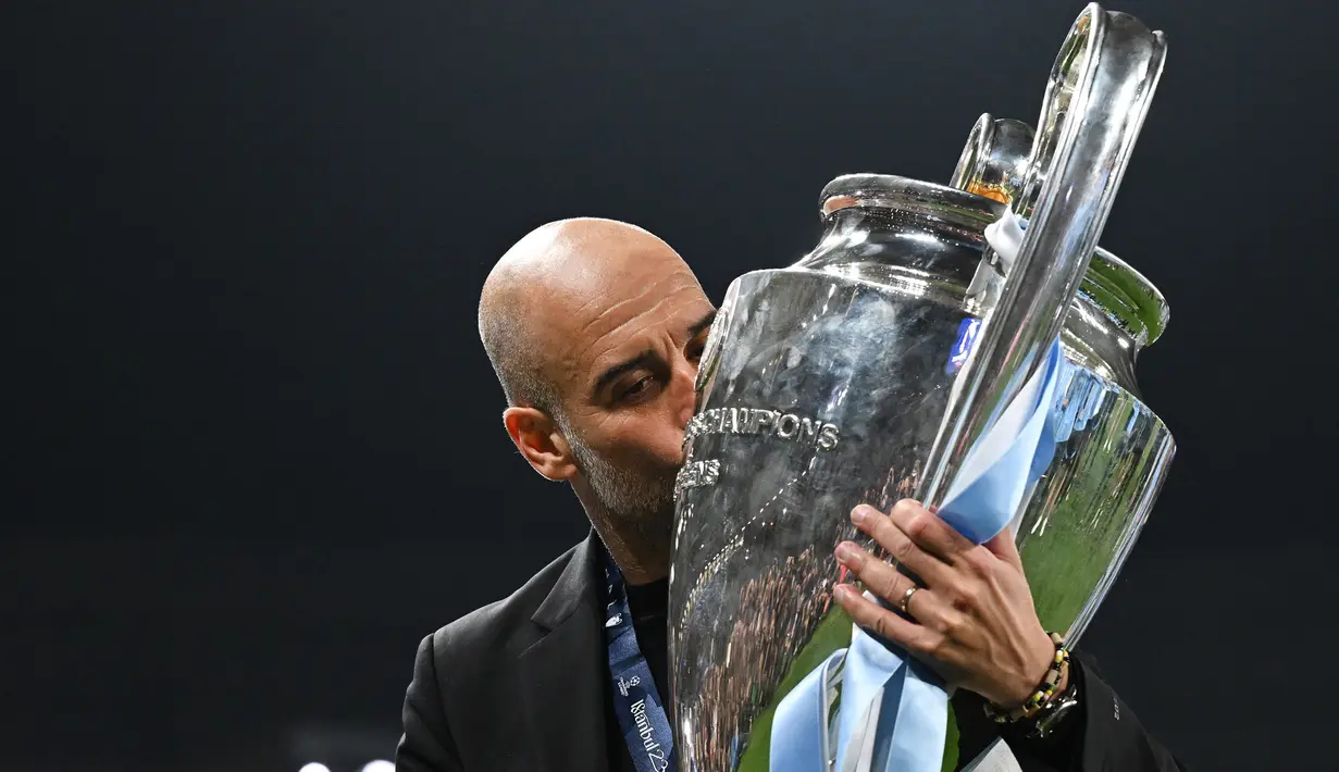 Pelatih Manchester City, Pep Guardiola mencium trofi Liga Champions dalam perayaan kemenangan atas Inter Milan pada laga Final Liga Champions 2022/2023 di Ataturk Olympic Stadium, Istanbul, (10/6/2023). Sebelumnya bersama Barcelona ia telah dua kali meraihnya pada musim 2008/2009 dan 2010/2011. (AFP/Paul Ellis)