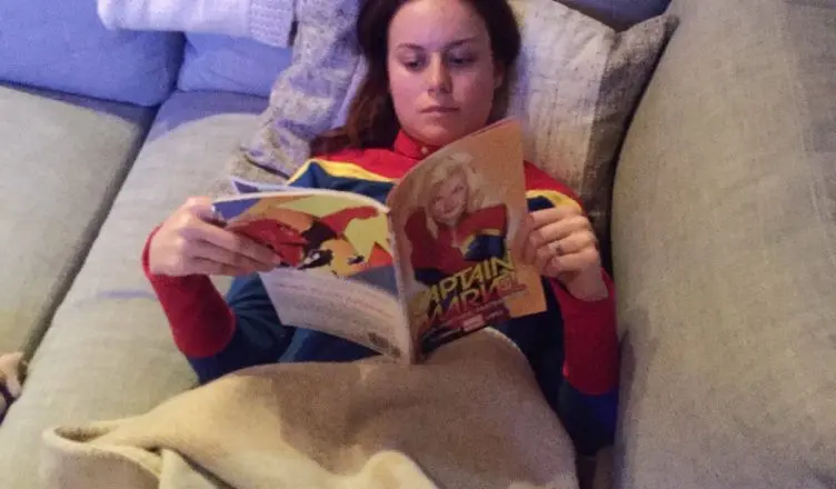 Aktris Brie Larson saat bergaya ala Captain Marvel. (themovieblog.com)